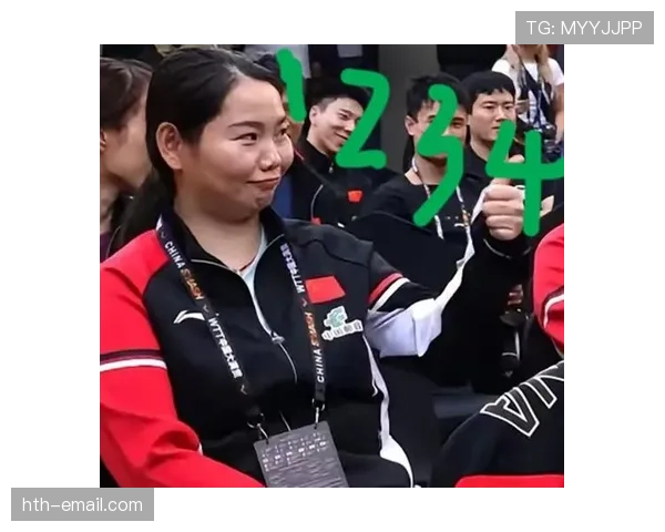 何卓佳每天喝的水都是定制款,这谁顶得住啊 何卓佳每天喝的水都是定制款,这谁顶得住啊