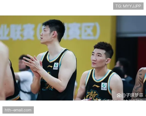 杨瀚森训练完直接去夜市啃烤串,这反差谁懂 杨瀚森训练完直接去夜市啃烤串,这反差谁懂